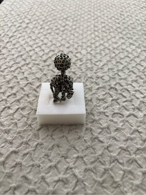 Otazu Vintage-Style animal inspired design in Gunmetal with Black Stones